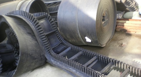 裙边胶带输送机.jpg 裙边胶带输送机.jpg